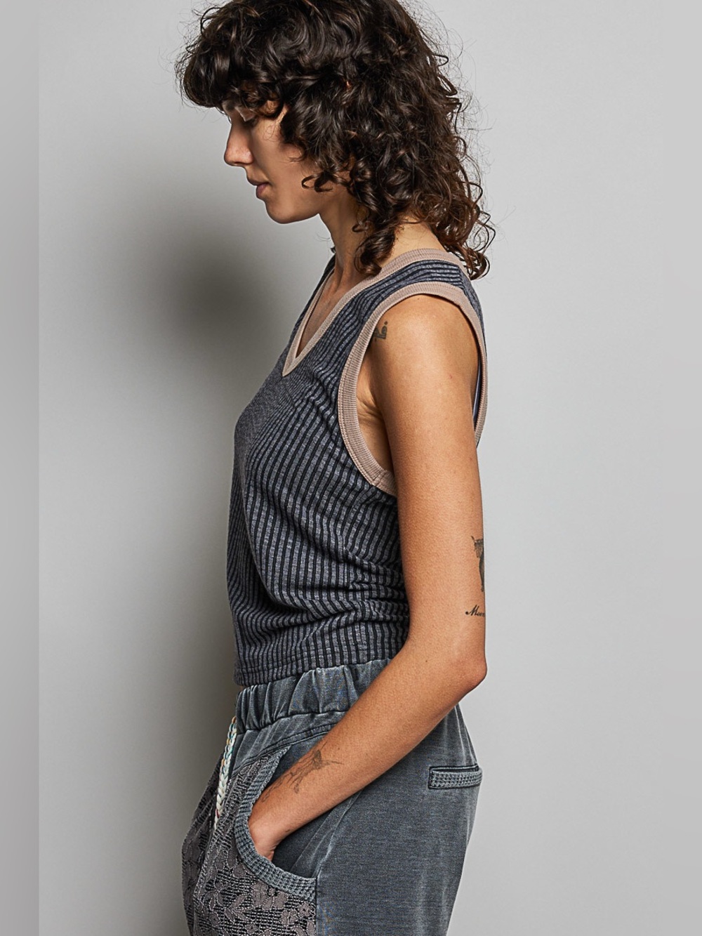 POL V-Neck Contrast Ribbed Sleeveless Tank - Picture 2 of 5